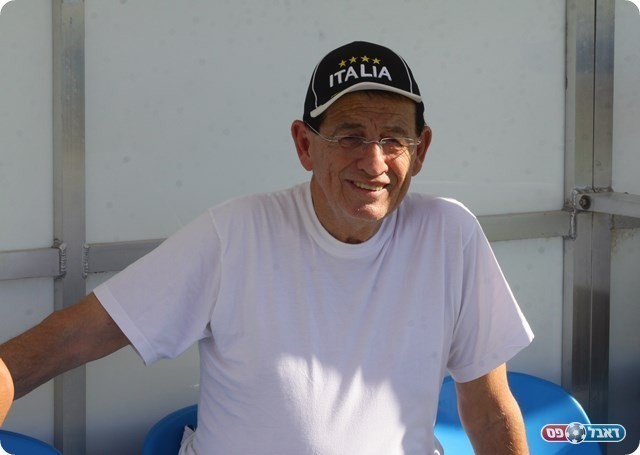 עובדי דיסקונט תחת עיניו הבוחנות. ריקי בכר (שלומי גבאי)